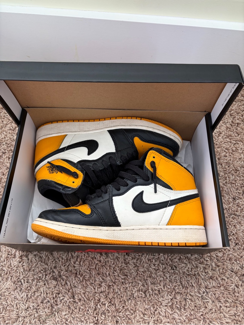 Nike Air Jordan 1 Retro High Taxi Sneakers size 6Y